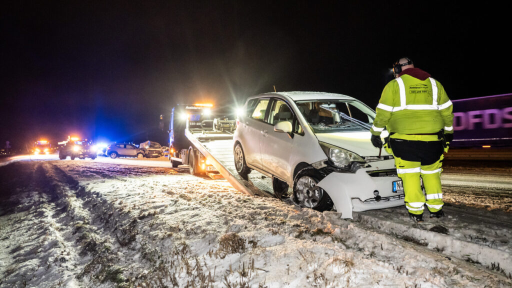 VELLINGE 2026-01-09
Polis och bärgare på plats på E6:an mellan Vellinge och Malmö efter flera trafikolyckor i snödrev och halka på fredagskvällen. Enligt polisens hemsida är fyra fordon inblandade och tre personer har förts till sjukhus. Det råder besvärligt väglag i Skåne med snödrev, hård vind och halka. Ett stort antal avåkningar har inträffat.
***OBS REGISTRERINGSNUMMER SYNLIG I BILD***
Foto: Johan Nilsson / TT / Kod 50090