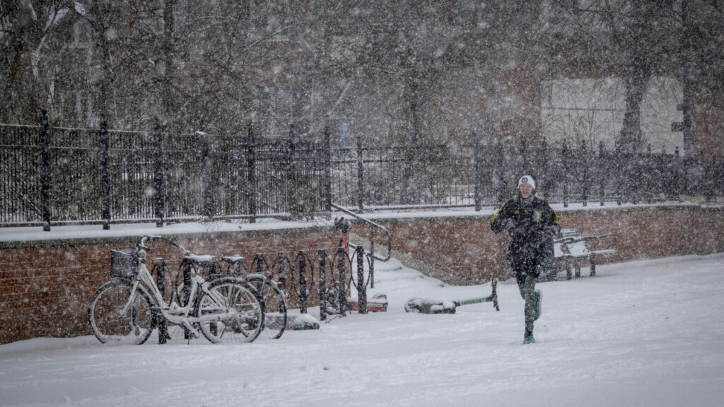 STOCKHOLM 20260101 Ovädret Anna drar in över Stockholm med kraftigt snöfall.
Foto Mats Schagerström / TT kod 70500
