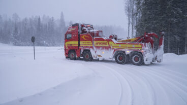 ÖRNSKÖLDSVIK 2026-01-08
En bärgningsbil från Viking vägassistans i snöyra på E4 utanför Örnsköldsvik. VMA och röd varning för snö är utfärdat i Västernorrlands län och röd varning gäller för mycket snö och hårda vindar.
Foto: Leif Wikberg / TT / 200
