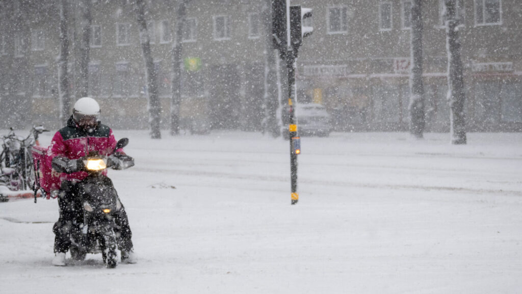 STOCKHOLM 20260101 Ovädret Anna drar in över Stockholm med kraftigt snöfall.
Foto Mats Schagerström / TT kod 70500