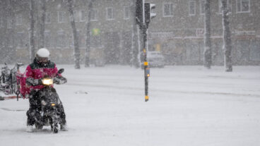 STOCKHOLM 20260101 Ovädret Anna drar in över Stockholm med kraftigt snöfall. 
Foto Mats Schagerström / TT kod 70500