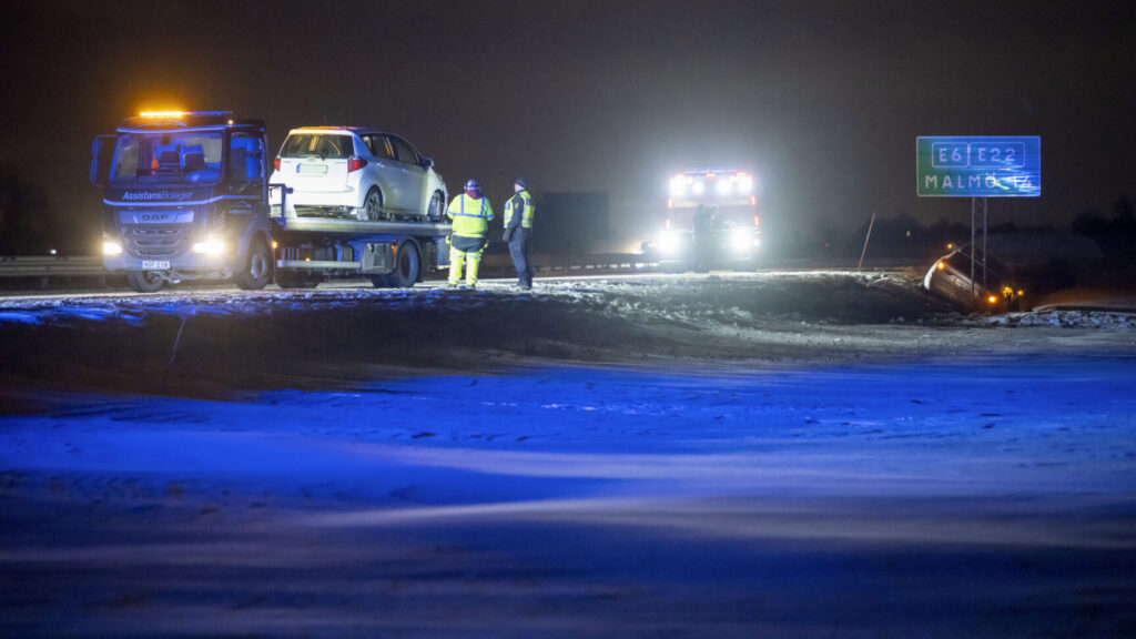 VELLINGE 2026-01-09
Polis och bärgare på plats på E6:an mellan Vellinge och Malmö efter flera trafikolyckor i snödrev och halka på fredagskvällen. Enligt polisens hemsida är fyra fordon inblandade och tre personer har förts till sjukhus. Det råder besvärligt väglag i Skåne med snödrev, hård vind och halka. Ett stort antal avåkningar har inträffat.
Foto: Johan Nilsson / TT / Kod 50090