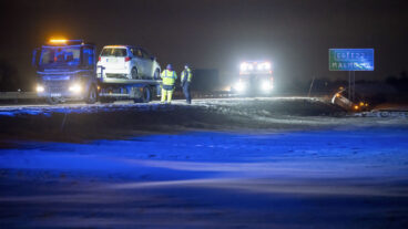 VELLINGE 2026-01-09 
Polis och bärgare på plats på E6:an mellan Vellinge och Malmö efter flera trafikolyckor i snödrev och halka på fredagskvällen. Enligt polisens hemsida är fyra fordon inblandade och tre personer har förts till sjukhus. Det råder besvärligt väglag i Skåne med snödrev, hård vind och halka. Ett stort antal avåkningar har inträffat. 
Foto: Johan Nilsson / TT / Kod 50090