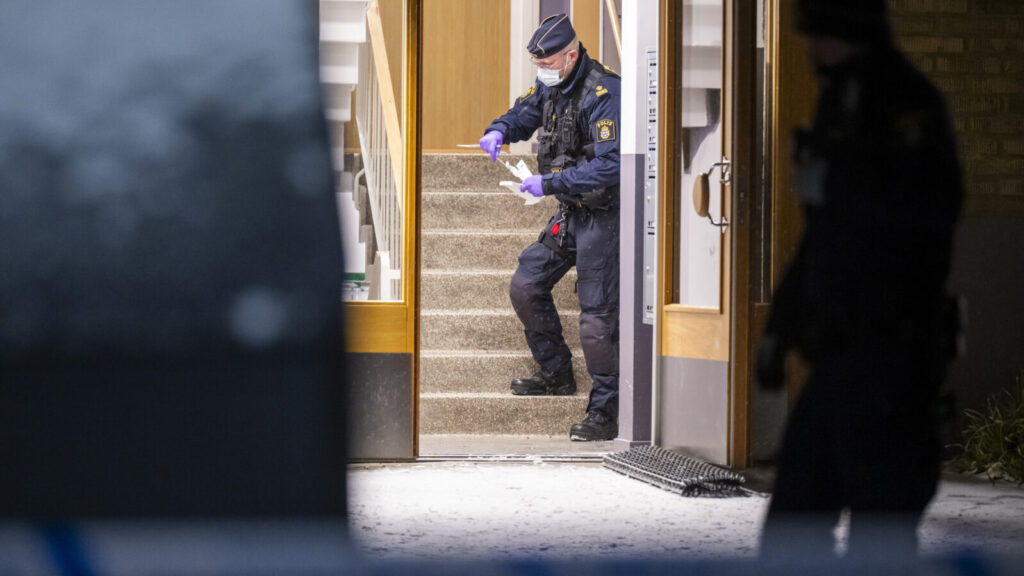HELSINGBORG
2026-01-03
Polis och kriminaltekniker på plats vid ett flerfamiljshus på Närlunda i Helsingborg efter att en kvinna hittats med misstänkta stickskador på lördagskvällen. Enligt Region Skåne är kvinnan allvarligt skadad och händelsen rubriceras som mordförsök alternativt grov misshandel.
Foto: Johan Nilsson / TT / Kod 50090