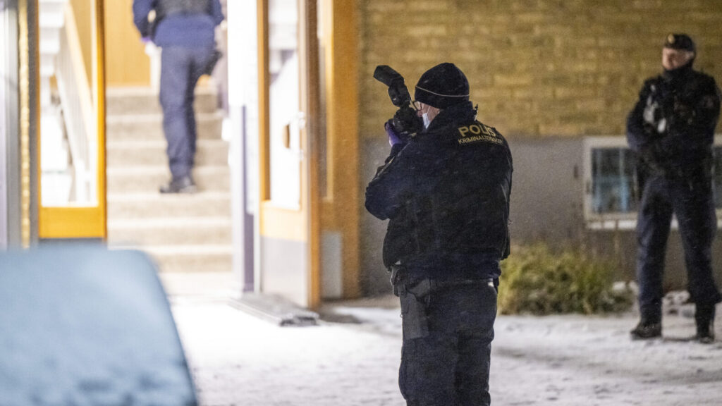 HELSINGBORG
2026-01-03
Polis och kriminaltekniker på plats vid ett flerfamiljshus på Närlunda i Helsingborg efter att en kvinna hittats med misstänkta stickskador på lördagskvällen. Enligt Region Skåne är kvinnan allvarligt skadad och händelsen rubriceras som mordförsök alternativt grov misshandel.
Foto: Johan Nilsson / TT / Kod 50090