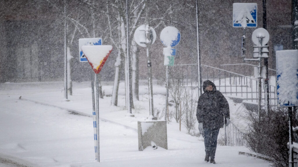 STOCKHOLM 20260101 Ovädret Anna drar in över Stockholm med kraftigt snöfall.
Foto Mats Schagerström / TT kod 70500