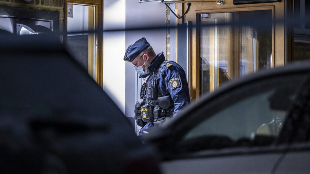 HELSINGBORG
2026-01-03
Polis och kriminaltekniker på plats vid ett flerfamiljshus på Närlunda i Helsingborg efter att en kvinna hittats med misstänkta stickskador på lördagskvällen. Enligt Region Skåne är kvinnan allvarligt skadad och händelsen rubriceras som mordförsök alternativt grov misshandel.
Foto: Johan Nilsson / TT / Kod 50090