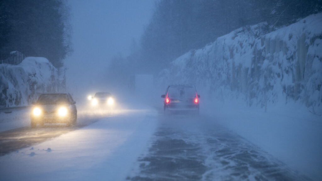 ÖRNSKÖLDSVIK 2026-01-08
Snöyra på E4 utanför Örnsköldsvik. VMA och röd varning för snö är utfärdat i Västernorrlands län och röd varning gäller för mycket snö och hårda vindar.
Foto: Leif Wikberg / TT / 200