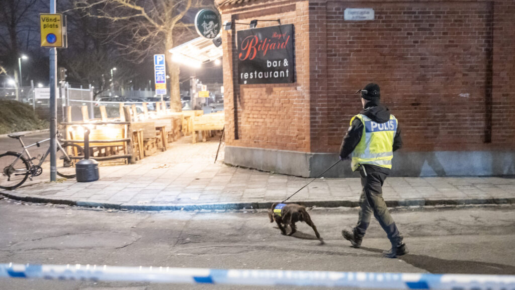 MALMÖ 2026-01-21
Polis på plats med specialsökhund vid en biljardhall på Lantmannagatan i Malmö på onsdagen efter larm om en skottlossning. Enligt polisens hemsida skall en man ha skottskadats i benet.
Foto: Johan Nilsson / TT / Kod 50090