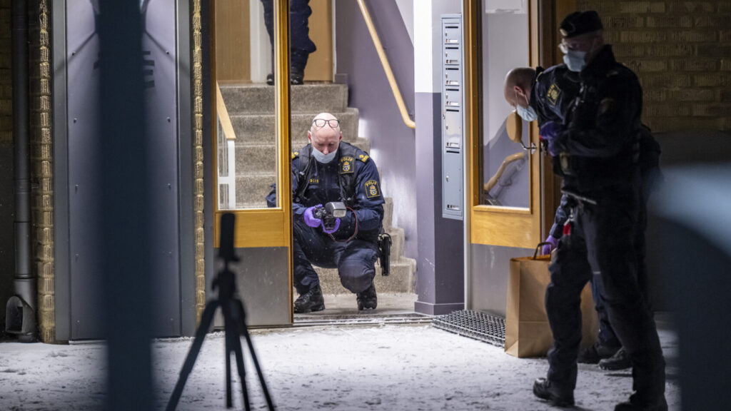 HELSINGBORG
2026-01-03
Polis och kriminaltekniker på plats vid ett flerfamiljshus på Närlunda i Helsingborg efter att en kvinna hittats med misstänkta stickskador på lördagskvällen. Enligt Region Skåne är kvinnan allvarligt skadad och händelsen rubriceras som mordförsök alternativt grov misshandel.
Foto: Johan Nilsson / TT / Kod 50090