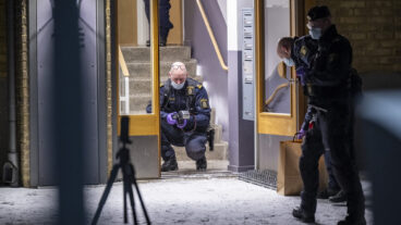 HELSINGBORG
2026-01-03
Polis och kriminaltekniker på plats vid ett flerfamiljshus på Närlunda i Helsingborg efter att en kvinna hittats med misstänkta stickskador på lördagskvällen. Enligt Region Skåne är kvinnan allvarligt skadad och händelsen rubriceras som mordförsök alternativt grov misshandel.
Foto: Johan Nilsson / TT / Kod 50090