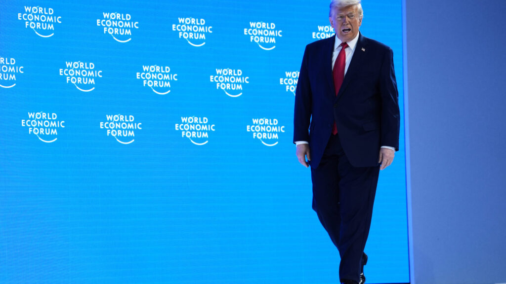 ترامب في دافوس (AP Photo/Evan Vucci)