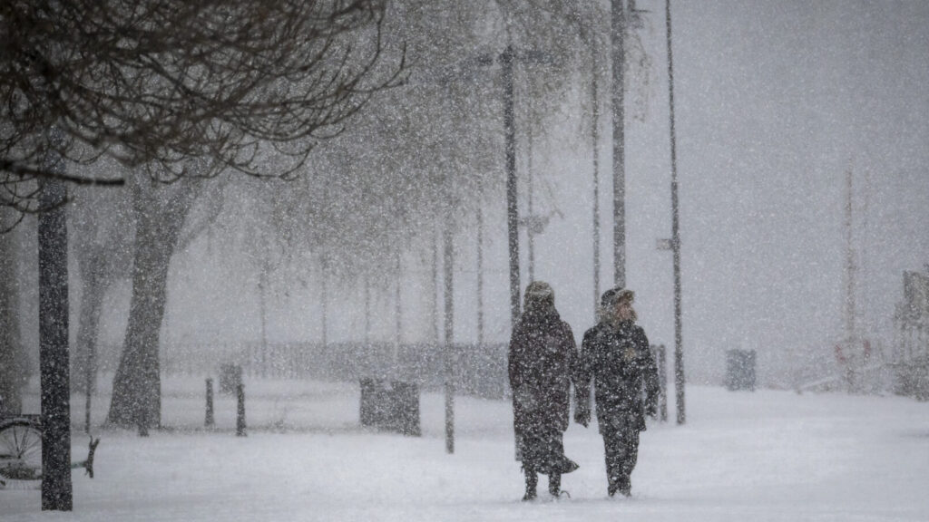 STOCKHOLM 20260101 Stormen Anna drar in över Stockholm med kraftigt snöfall.
Foto Mats Schagerström / TT kod 70500