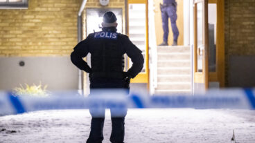 HELSINGBORG
 2026-01-03       
Polis på plats vid ett flerfamiljshus på Närlunda i Helsingborg efter att en kvinna hittats med misstänkta stickskador på lördagskvällen. Enligt Region Skåne är kvinnan allvarligt skadad och händelsen rubriceras som mordförsök alternativt grov misshandel. 
Foto: Johan Nilsson / TT / Kod 50090
