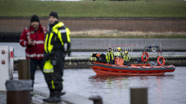 HELSINGÖR 2026-01-01      
Dansk politi söker med båt och hund i hamnen i Helsingör på torsdagen efter att en svensk 16-åring försvunnit natten till nyårsafton. 16-åringens jacka och plånbok har hittats i hamnen. Även danska militärens dykare arbetar på platsen. 
Foto: Johan Nilsson / TT / Kod 50090