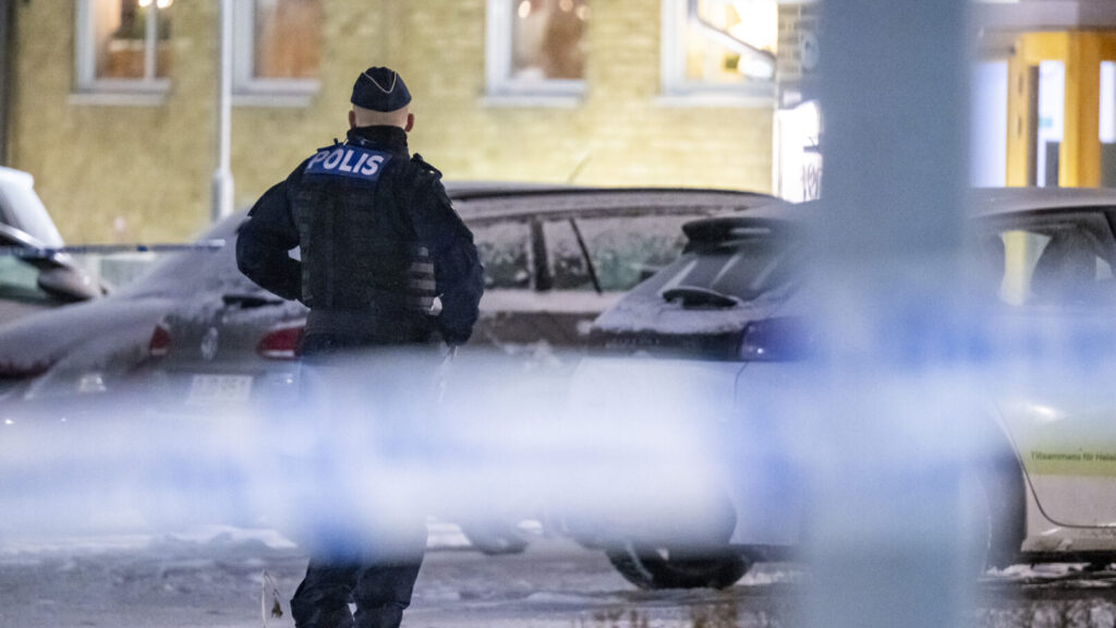 HELSINGBORG
2026-01-03
Polis på plats vid ett flerfamiljshus på Närlunda i Helsingborg efter att en kvinna hittats med misstänkta stickskador på lördagskvällen. Enligt Region Skåne är kvinnan allvarligt skadad och händelsen rubriceras som mordförsök alternativt grov misshandel.
Foto: Johan Nilsson / TT / Kod 50090