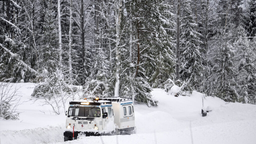 STOCKHOLM, SVERIGE 20260107 Bandvagn utanför Ockelbo, Gävleborgs län, för att arbeta med konsekvenserna efter stormen Johannes och ovädret Anna. Foto: Anders Wiklund / TT / Kod 10040