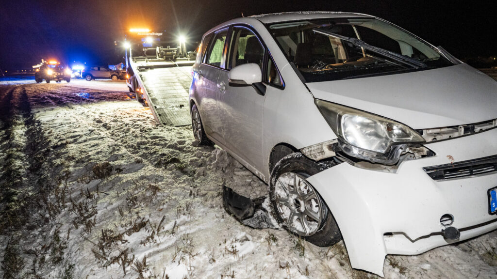 VELLINGE 2026-01-09
Polis och bärgare på plats på E6:an mellan Vellinge och Malmö efter flera trafikolyckor i snödrev och halka på fredagskvällen. Enligt polisens hemsida är fyra fordon inblandade och tre personer har förts till sjukhus. Det råder besvärligt väglag i Skåne med snödrev, hård vind och halka. Ett stort antal avåkningar har inträffat.
Foto: Johan Nilsson / TT / Kod 50090