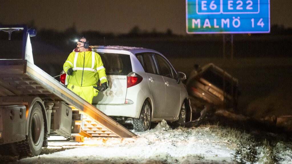 VELLINGE 2026-01-09
Polis och bärgare på plats på E6:an mellan Vellinge och Malmö efter flera trafikolyckor i snödrev och halka på fredagskvällen. Enligt polisens hemsida är fyra fordon inblandade och tre personer har förts till sjukhus. Det råder besvärligt väglag i Skåne med snödrev, hård vind och halka. Ett stort antal avåkningar har inträffat.
Foto: Johan Nilsson / TT / Kod 50090