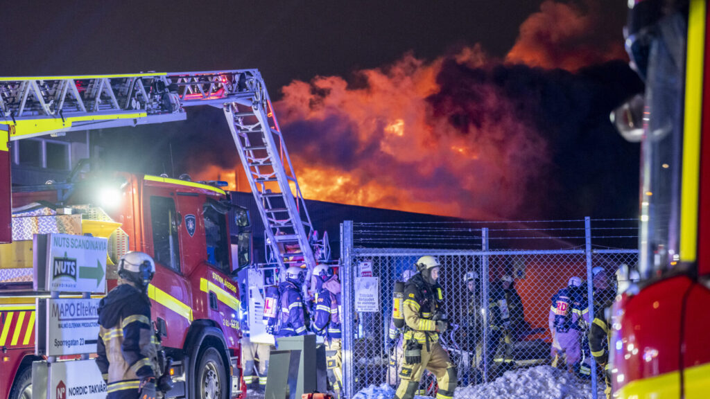 MALMÖ 2026-02-07
Polis och räddningstjänst på plats vid en brand verkstad på Elisedal i Malmö på lördagskvällen. Rökutvecklingen gör att bilister på den närliggande E65 varnas för dålig sikt.
Foto: Johan Nilsson / TT / Kod 50090