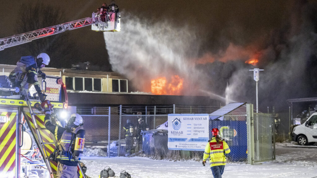 MALMÖ 2026-02-07
Polis och räddningstjänst på plats vid en brand verkstad på Elisedal i Malmö på lördagskvällen. Rökutvecklingen gör att bilister på den närliggande E65 varnas för dålig sikt.
Foto: Johan Nilsson / TT / Kod 50090