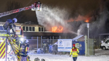 MALMÖ  2026-02-07  
Polis och räddningstjänst på plats vid en brand verkstad på Elisedal i Malmö på lördagskvällen. Rökutvecklingen gör att bilister på den närliggande E65 varnas för dålig sikt.
Foto: Johan Nilsson / TT / Kod 50090