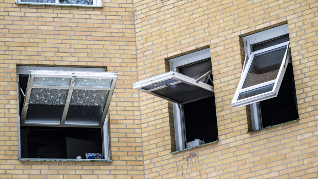 HELSINGBORG 2026-02-09
Skador och sot efter efter en brand i en lägenhet på Adolfsberg i Helsingborg på måndagen. Enligt initiala uppgifter har en brännbar vätska hällts i brevinkastet. Flera personer fick evakueras via balkongen och har förts till sjukhus för kontroll.
Foto: Johan Nilsson / TT / Kod 50090