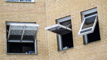 HELSINGBORG 2026-02-09 
Skador och sot efter efter en brand i en lägenhet på Adolfsberg i Helsingborg på måndagen. Enligt initiala uppgifter har en brännbar vätska hällts i brevinkastet. Flera personer fick evakueras via balkongen och har förts till sjukhus för kontroll. 
Foto: Johan Nilsson / TT / Kod 50090