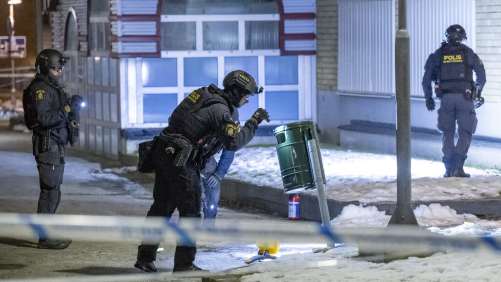MALMÖ 2026-02-17
Polis och bombtekniker på plats på Rosengård i Malmö på tisdagskvällen efter larm om en explosion.
Foto: Johan Nilsson / TT / Kod 50090