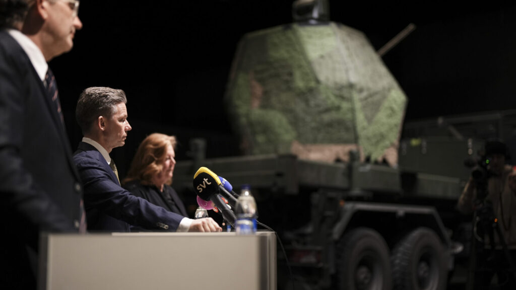 GÖTEBORG, SVERIGE 20260203
Danmarks försvarsminister Troels Lund Poulsen, Sveriges försvarsminister Pål Jonson och Bofors vd Lena Gillström presenterar en gemensam nyhet om att Sverige och Danmark går ihop och köper luftvärn till Ukraina för 2,6 miljarder kronor under en pressträff i Göteborg på tisdagen.
Foto: Björn Larsson Rosvall / TT / Kod 9200