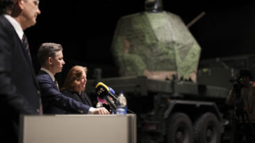 GÖTEBORG, SVERIGE 20260203
Danmarks försvarsminister Troels Lund Poulsen, Sveriges försvarsminister Pål Jonson och Bofors vd Lena Gillström presenterar en gemensam nyhet om att Sverige och Danmark går ihop och köper luftvärn till Ukraina för 2,6 miljarder kronor under en pressträff i Göteborg på tisdagen.
Foto: Björn Larsson Rosvall / TT / Kod 9200