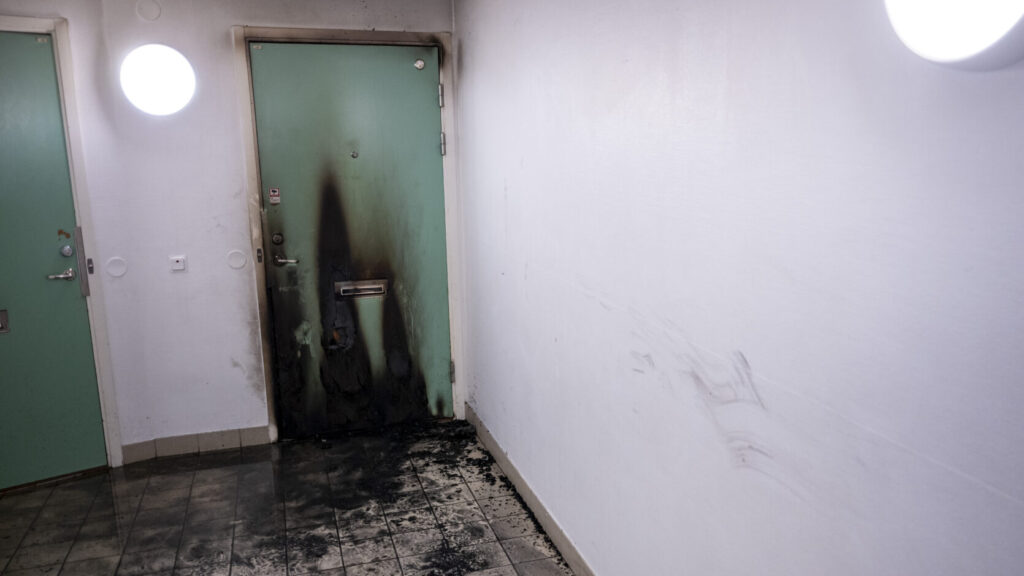 HELSINGBORG 2026-02-09
Polis på plats på Adolfsberg i Helsingborg efter en brand i en lägenhet på måndagen. Enligt initiala uppgifter har en brännbar vätska hällts i brevinkastet. Flera personer fick evakueras via balkongen och har förts till sjukhus för kontroll.
Foto: Johan Nilsson / TT / Kod 50090