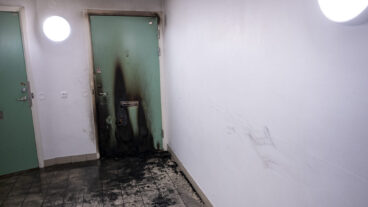 HELSINGBORG 2026-02-09
Polis på plats på Adolfsberg i Helsingborg efter en brand i en lägenhet på måndagen. Enligt initiala uppgifter har en brännbar vätska hällts i brevinkastet. Flera personer fick evakueras via balkongen och har förts till sjukhus för kontroll.
Foto: Johan Nilsson / TT / Kod 50090