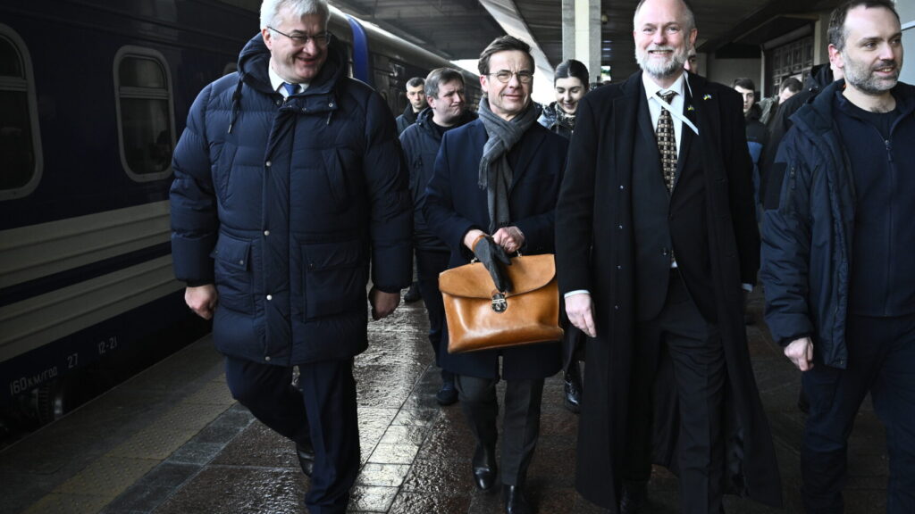 KIEV, UKRAINA 20260224
Statsminister Ulf Kristersson hälsas välkommen av Ukrainas utrikesminister Andrij Sybiha (tv) på Centralstationen i Kiev. Statsministern anlände med nattåg under tisdagsmorgonen för att visa Sveriges fortsatta stöd på fyraårsdagen av Rysslands fullskaliga invasion. Till höger Martin Åberg, Sveriges ambassadör i Ukraina
Foto: Fredrik Sandberg / TT / Kod 10080