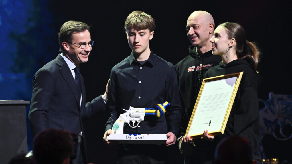 STOCKHOLM, SVERIGE 20260131
Statsminister Ulf Kristersson (M) tilldelas ett diplom och en knuten revolver med en uppmaning om att skapa ett tryggt Sverige, under antivåldsgalan "Det Räcker!", en nationell samling för ett samhälle utan vapenvåld, på 3Arena under lördagen.
Foto: Claudio Bresciani / TT / Kod 10090