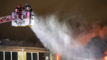 MALMÖ  2026-02-07  
Polis och räddningstjänst på plats vid en brand verkstad på Elisedal i Malmö på lördagskvällen. Rökutvecklingen gör att bilister på den närliggande E65 varnas för dålig sikt.
Foto: Johan Nilsson / TT / Kod 50090