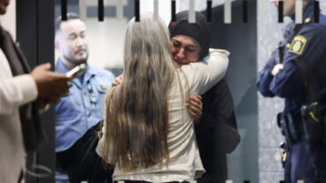 STOCKHOLM, SVERIGE 20260218
Sanabel Ahmad, mamma till den mördade 15-åringen, under rättegången efter trippelmordet i april 2025 i Uppsala inleds i Attunda tingsrätt. 
Foto: Pär Bäckström / TT / Kod 11900