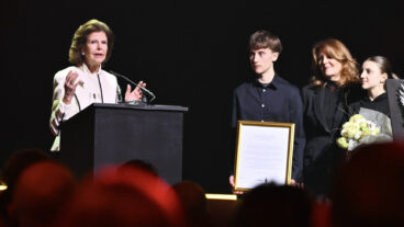 STOCKHOLM, SVERIGE 20260131
Drottning Silvia tar emot priset "Adrianas vingar" för sitt arbete med att stärka barns rätt till trygghet och skydd,  under antivåldsgalan "Det Räcker!",  en nationell samling för ett samhälle utan vapenvåld, på 3Arena under lördagen, som samlar artister, eldsjälar och politiker i kampen mot skjutvapenvåldet.
Foto: Claudio Bresciani / TT / Kod 10090