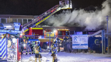 MALMÖ  2026-02-07  
Polis och räddningstjänst på plats vid en brand verkstad på Elisedal i Malmö på lördagskvällen. Rökutvecklingen gör att bilister på den närliggande E65 varnas för dålig sikt.
Foto: Johan Nilsson / TT / Kod 50090