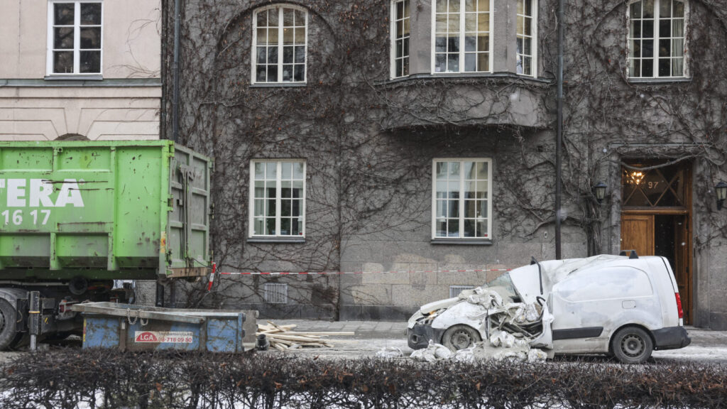 STOCKHOLM, SVERIGE 20260204
Container föll från lyftkran – bil krossad. Tung last har fallit från översta våningen på Östermalm i centrala Stockholm och demolerat förarhytten på en skåpbil på gatan, skriver polisen på sin sajt.
Foto: Pär Bäckström / TT / Kod 11900