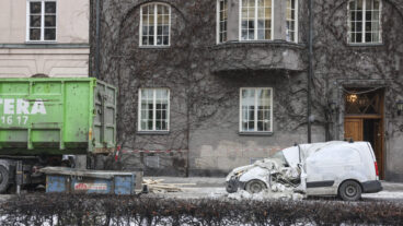 STOCKHOLM, SVERIGE 20260204
Container föll från lyftkran – bil krossad. Tung last har fallit från översta våningen på Östermalm i centrala Stockholm och demolerat förarhytten på en skåpbil på gatan, skriver polisen på sin sajt.
Foto: Pär Bäckström / TT / Kod 11900