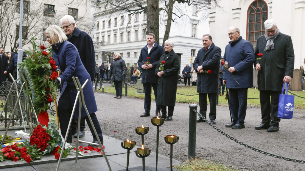 STOCKHOLM, SVERIGE 20260228
Socialdemokraternas tidigare ordförande Ingvar Carlsson och den nuvarande Magdalena Andersson lägger ned en krans vid Olof Palmes grav på Adolf Fredriks kyrkogård. Partisekreterare Tobias Baudin samt tidigare partiordförande Mona Sahlin, Stefan Löfven, Göran Persson och Håkan Juholt närvarade också. I dag är det 40 år sen Socialdemokraternas tidigare partiordförande och statsminister Olof Palme mördades på öppen gata i Stockholm.
Foto: Fredrik Persson / TT / Kod 1081