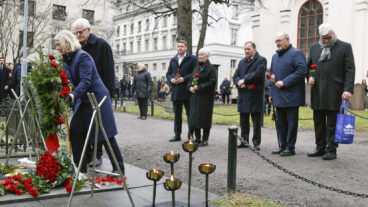 STOCKHOLM, SVERIGE 20260228
Socialdemokraternas tidigare ordförande Ingvar Carlsson och den nuvarande Magdalena Andersson lägger ned en krans vid Olof Palmes grav på Adolf Fredriks kyrkogård. Partisekreterare Tobias Baudin samt tidigare partiordförande Mona Sahlin, Stefan Löfven, Göran Persson och Håkan Juholt närvarade också. I dag är det 40 år sen Socialdemokraternas tidigare partiordförande och statsminister Olof Palme mördades på öppen gata i Stockholm.
Foto: Fredrik Persson  / TT / Kod 1081
