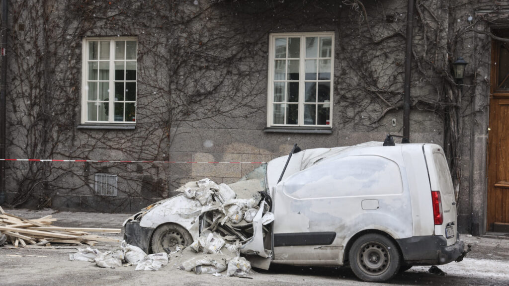 OBS! REGISTRERINGSSKYLTEN EJ PIXLAD.
STOCKHOLM, SVERIGE 20260204
Container föll från lyftkran – bil krossad. Tung last har fallit från översta våningen på Östermalm i centrala Stockholm och demolerat förarhytten på en skåpbil på gatan, skriver polisen på sin sajt.
Foto: Pär Bäckström / TT / Kod 11900