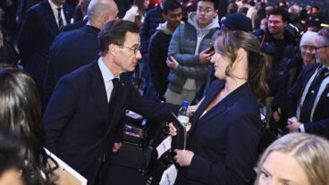 STOCKHOLM, SVERIGE 20260131
Statsminister Ulf Kristersson talar med Anneli Berg, mamma till mördade Rio, efter antivåldsgalan "Det Räcker!",  en nationell samling för ett samhälle utan vapenvåld, på 3Arena under lördagen.
Foto: Claudio Bresciani / TT / Kod 10090