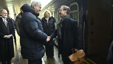 KIEV, UKRAINA 20260224
Statsminister Ulf Kristersson hälsas välkommen av Ukrainas utrikesminister Andrij Sybiha på Centralstationen i Kiev. Statsministern anlände med nattåg under tisdagsmorgonen för att visa Sveriges fortsatta stöd på fyraårsdagen av Rysslands fullskaliga invasion.
Foto: Fredrik Sandberg / TT / Kod 10080