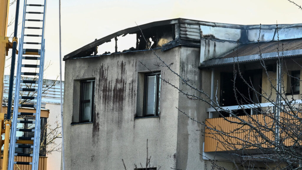 STOCKHOLM, SVERIGE 20260216
Ett flerfamiljshus brandhärjades i Kista i västra Stockholm på måndagseftermiddagen. En person har gripits och en förundersökning om grov mordbrand har inletts.
Foto: Claudio Bresciani / TT / Kod 10090