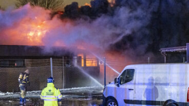 MALMÖ  2026-02-07  
Polis och räddningstjänst på plats vid en brand verkstad på Elisedal i Malmö på lördagskvällen. Rökutvecklingen gör att bilister på den närliggande E65 varnas för dålig sikt.
Foto: Johan Nilsson / TT / Kod 50090