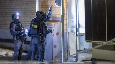 MALMÖ  2026-02-17 
Polis och bombtekniker på plats på Rosengård i Malmö på tisdagskvällen efter larm om en explosion. 
Foto: Johan Nilsson / TT / Kod 50090