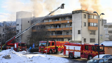 STOCKHOLM, SVERIGE 20260216
Släckningsarbete pågår i en bostad i Kista i västra Stockholm. En person har gripits och en förundersökning om grov mordbrand har inletts.
Foto: Claudio Bresciani / TT / Kod 10090

***ADRESS PÅ FASADEN SYNLIG***